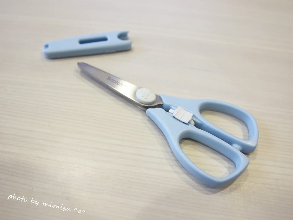 [BABY] 關於嬰兒Huhu喝奶和吃副食品的周邊商品。碗、湯匙、防水圍兜、食物分裝盒、餐墊等